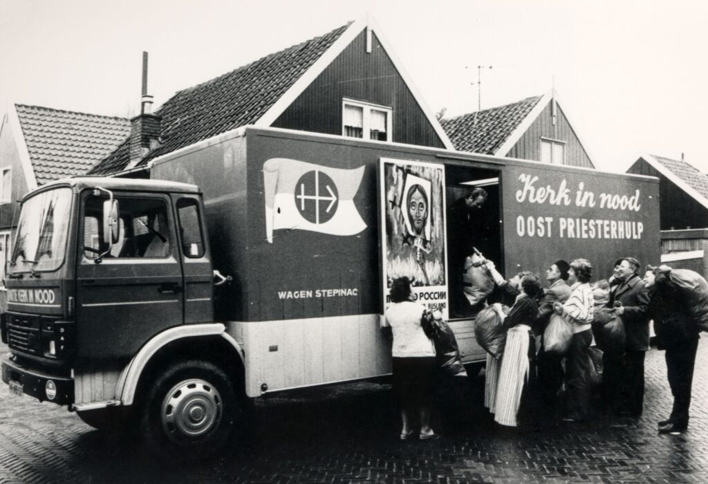 Camion de chapelle de l'aide à l'église en détresse
