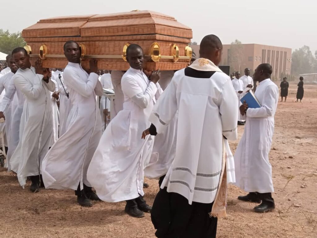 Funérailles d'un séminariste assassiné, kaduna, nigeria, 2020