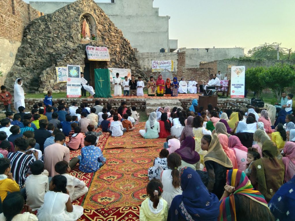 Kinderen in de parochie van Chak Jhumra, Pakistan