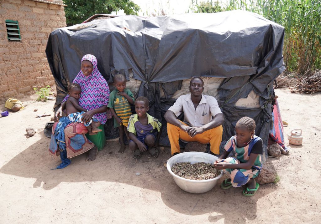 Een familie in een kamp voor ontheemden, Burkina Faso