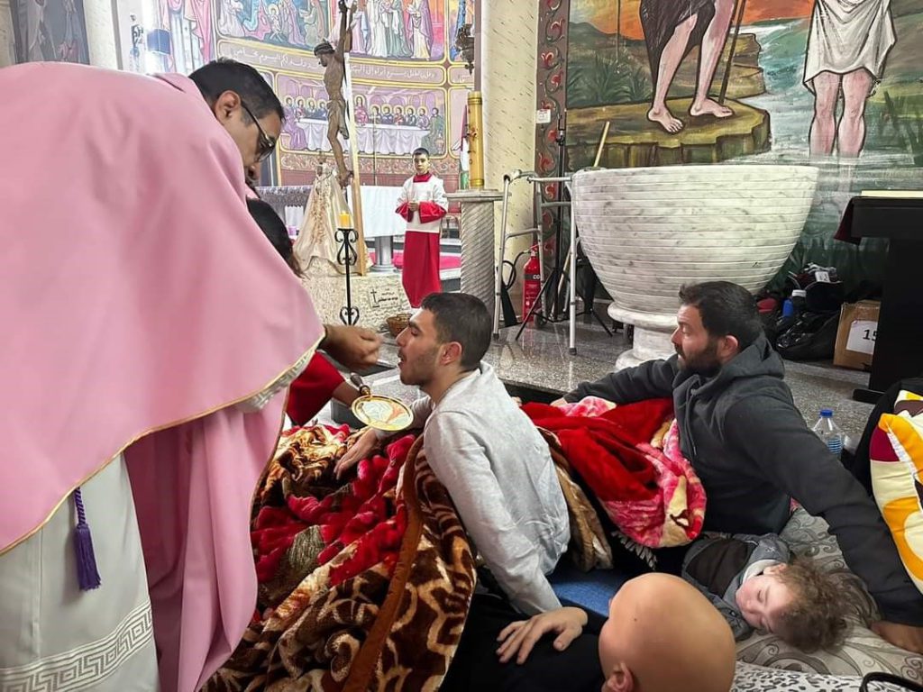 Gewonde christenen ontvangen de communie, parochie H. Familie, Gaza