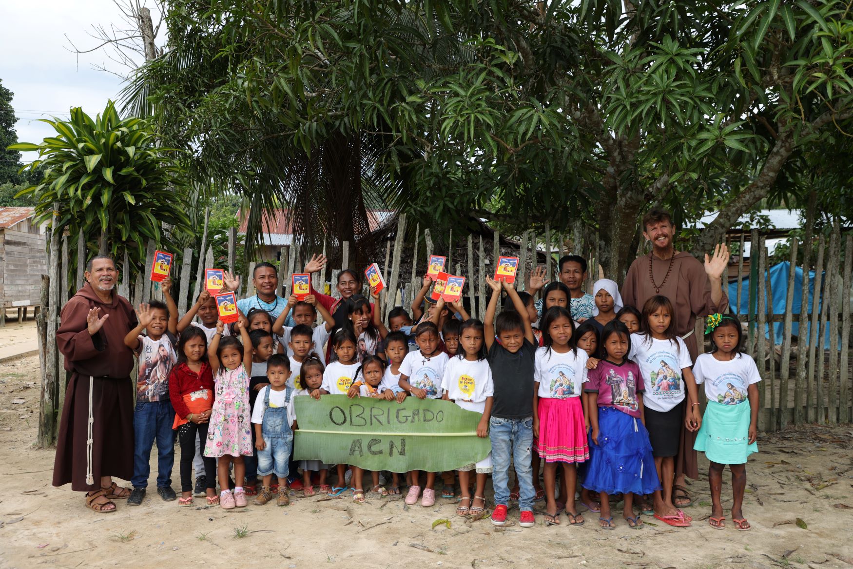 Kinderen uit Ticuna met broeder Lourival en broeder Paolo Braghini bedanken Kerk in Nood voor de donatie van de kinderbijbel in de Ticuna-taal