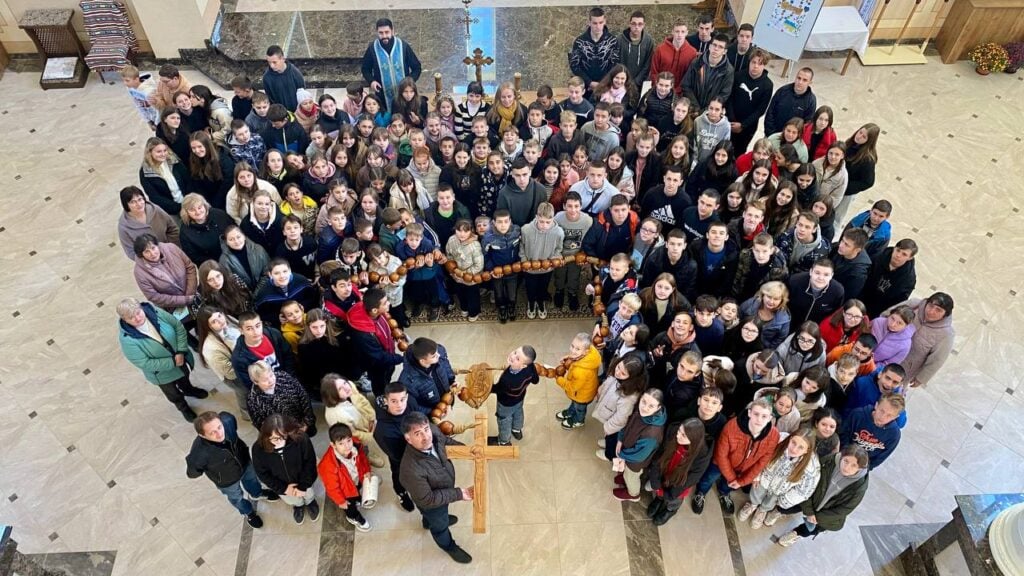 Bidden van de rozenkrans voor eenheid en vrede in het aartsbisdom ivano-frankivsk, oekraïne