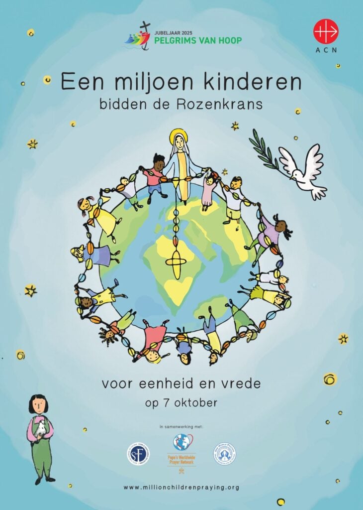 Kinderen bidden samen de rozenkrans.