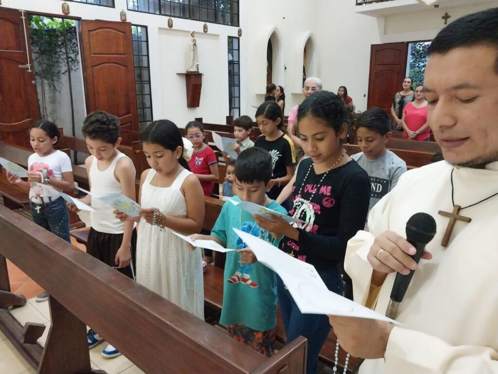 Des enfants prient le rosaire, nicaragua