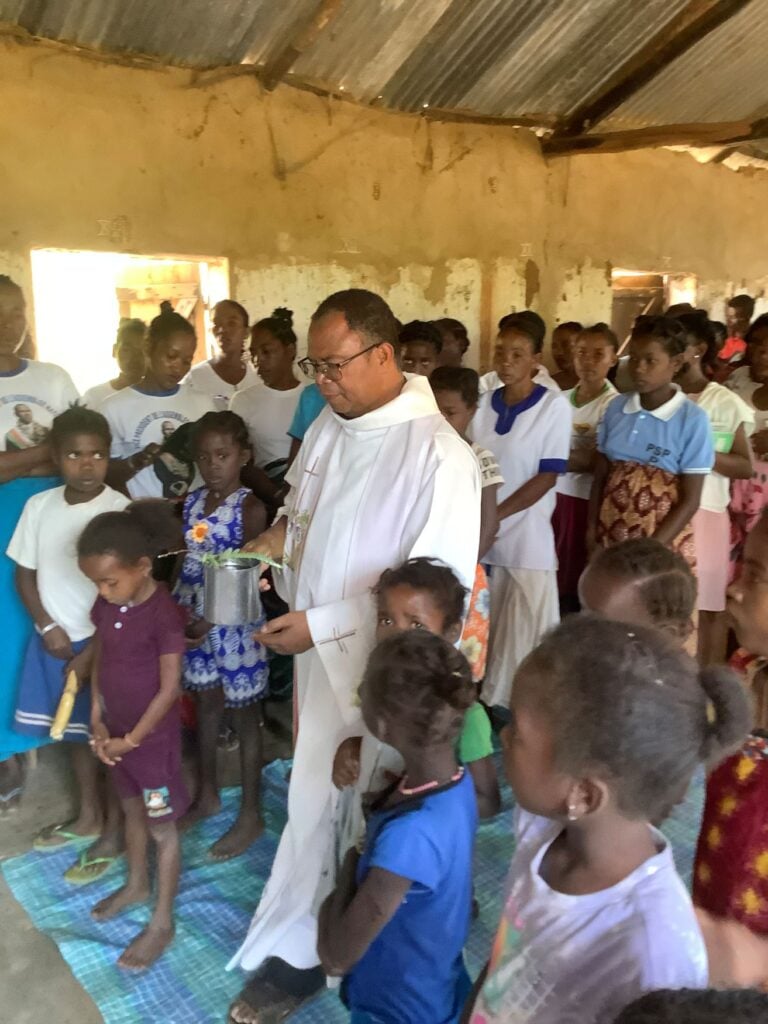 Madagaskar: een nieuwe dorpskapel in morafeno 1 Acn 20251121 197641 lr
