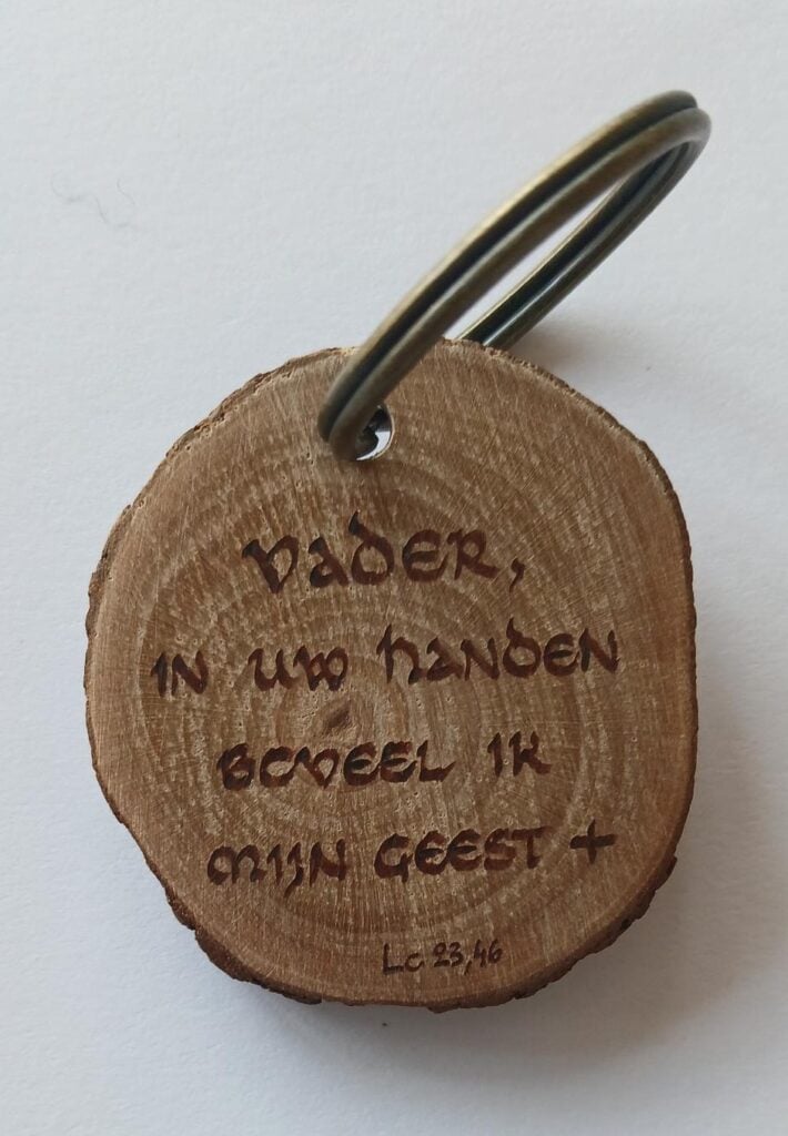 Houten sleutelhanger bijbelvers evangelie 1