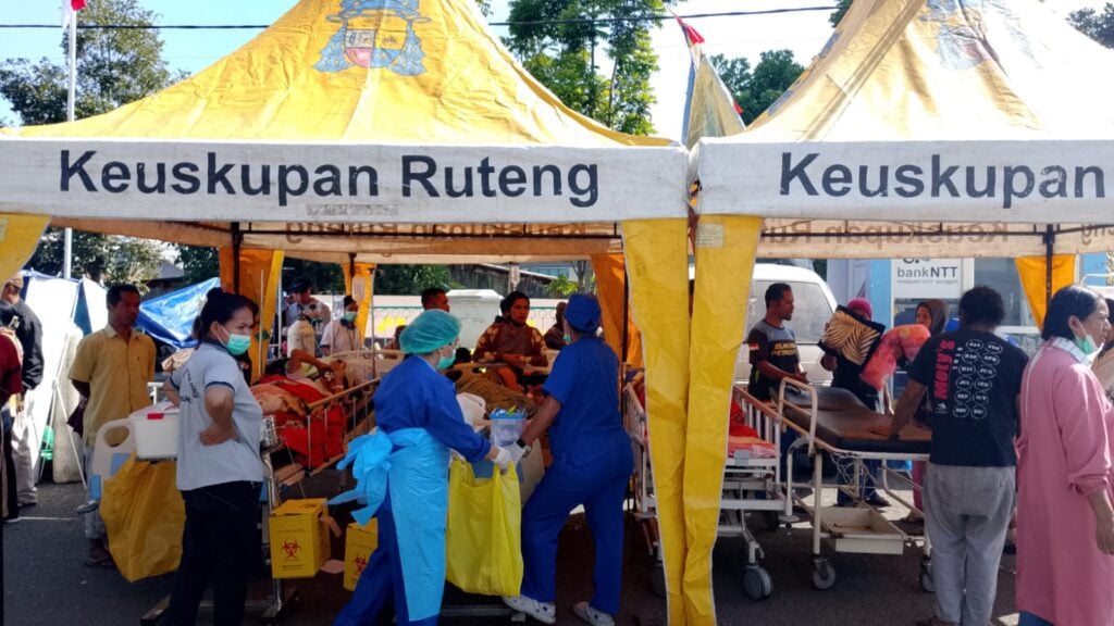 Photo &ndash; caritas of the diocese of ruteng establishes a disaster relief service post in front of the ruteng regional general hospital rsud east nusa tenggara