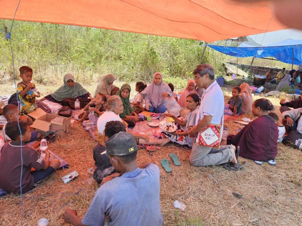 Photo &ndash; the archbishop of ende visits an evacuation site for earthquake affected residents in nagekeo regency east nusa tenggara
