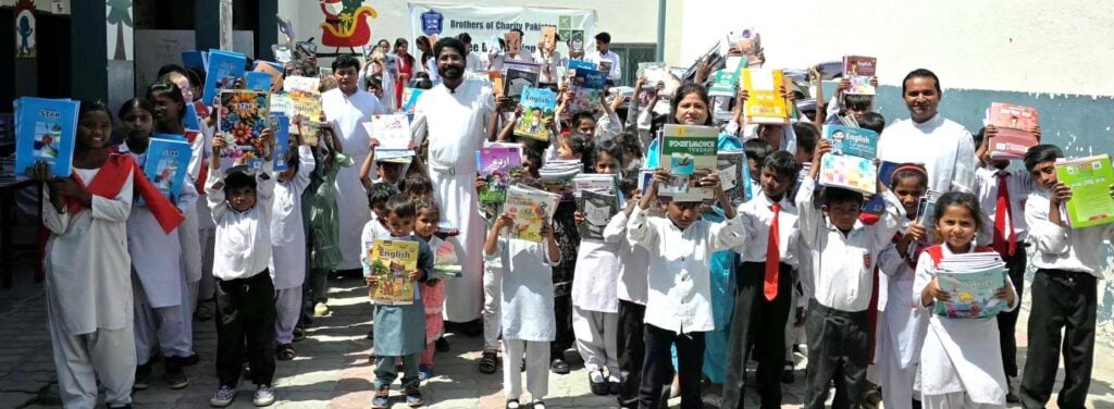 In pakistan kijken ouders en kinderen hoopvol naar de toekomst 4 Acn 20260728 208721