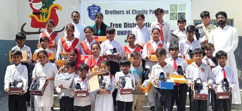 In pakistan kijken ouders en kinderen hoopvol naar de toekomst 3 Acn 20260728 208722