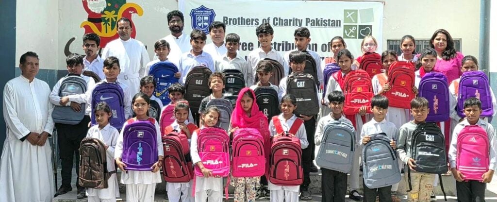 In pakistan kijken ouders en kinderen hoopvol naar de toekomst 2 Acn 20260728 208723