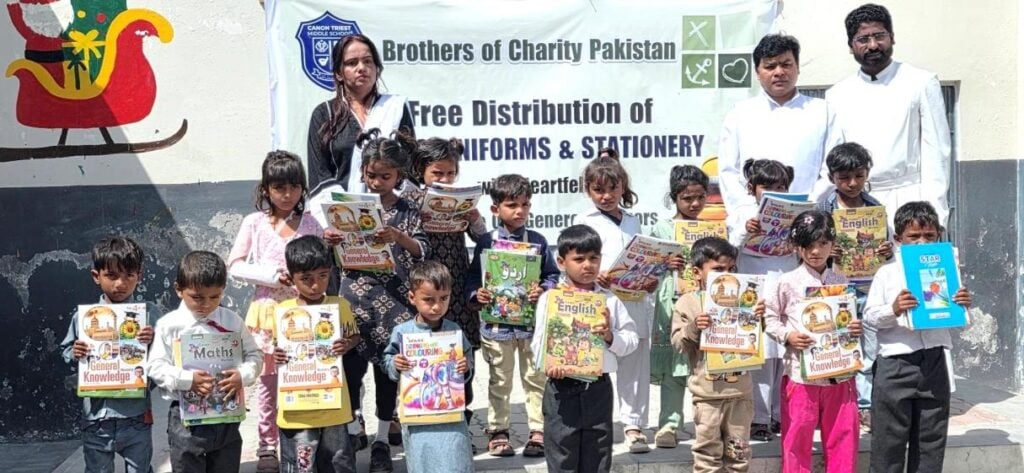 In pakistan kijken ouders en kinderen hoopvol naar de toekomst 1 Acn 20260728 208726